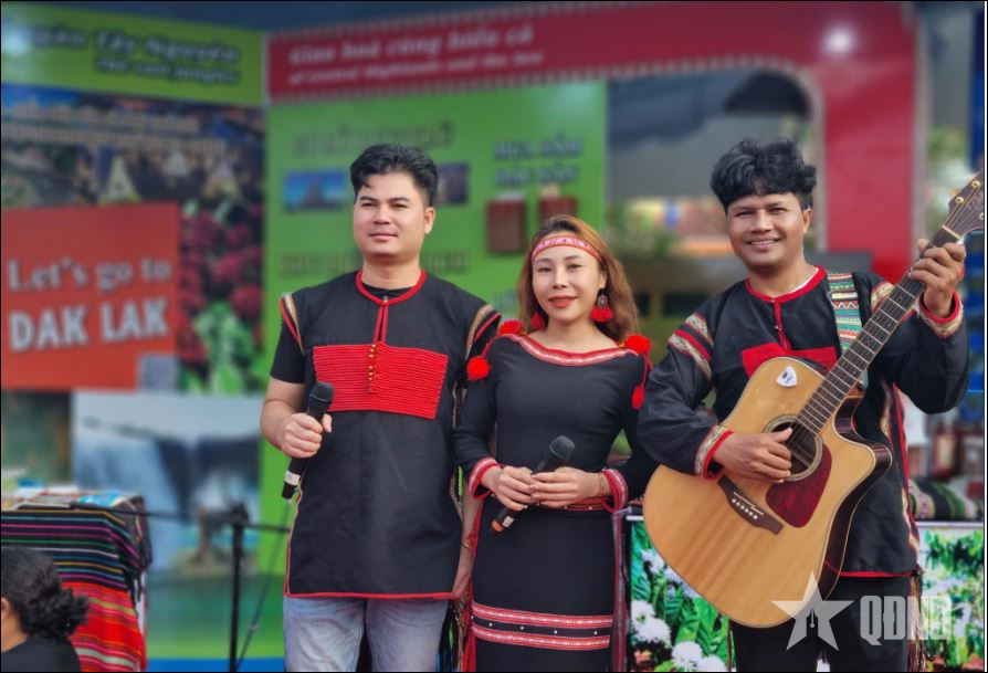 Y Nal Êban và khát vọng đưa buôn làng đến gần phố thị